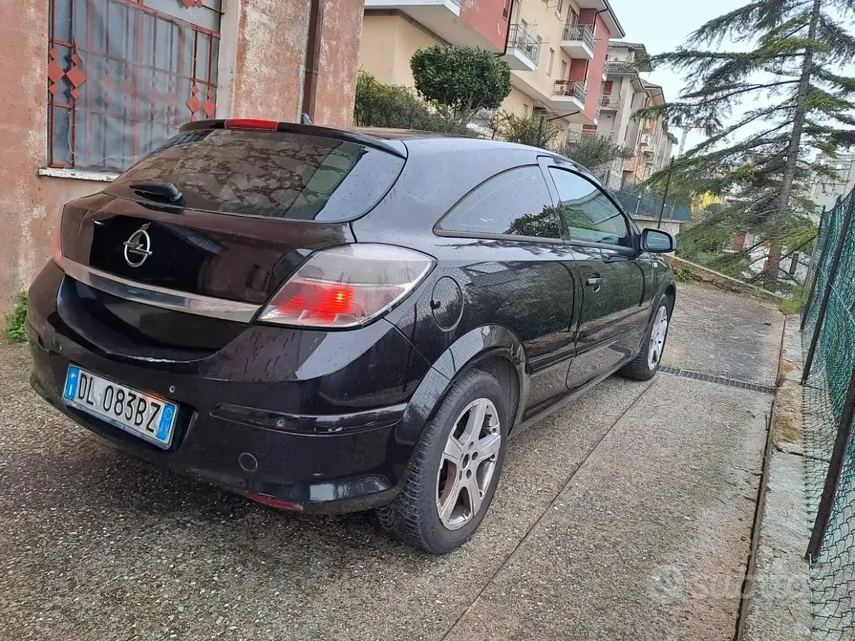 Usata Opel Astra GTC Enjoy 90 CV (66 kW) 2007 Nero Berlina