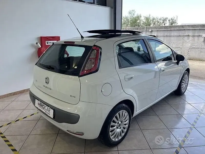 Usata Fiat Grande Punto 77 CV (56 kW) 2010 Bianco Utilitaria