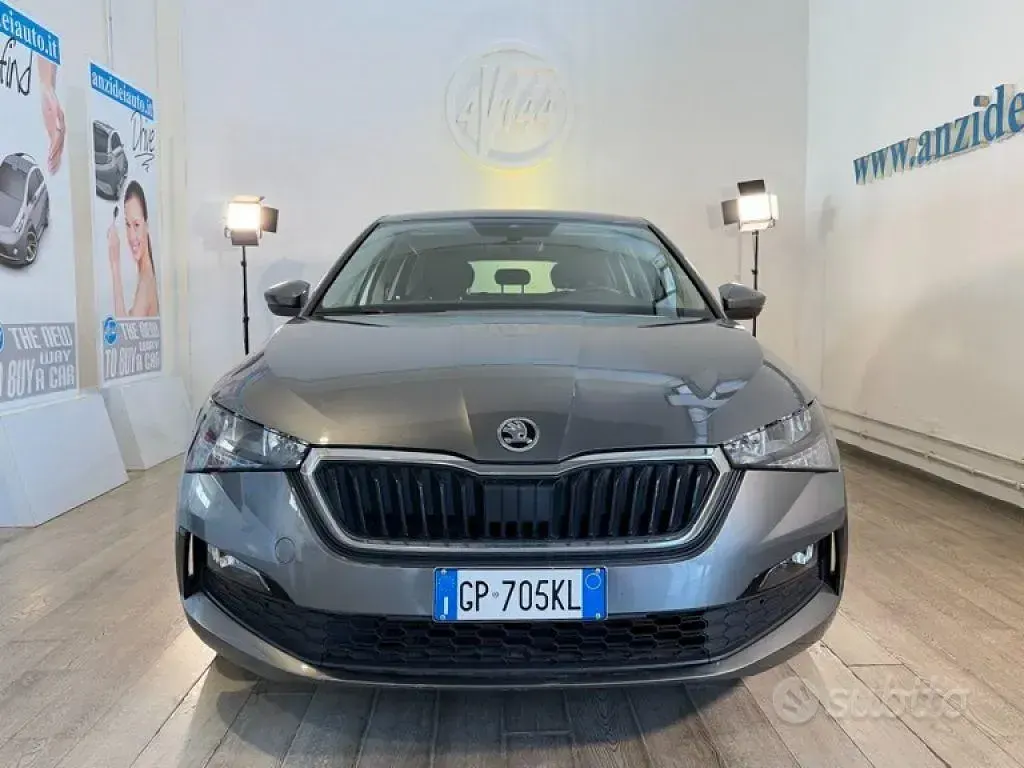 Usata Skoda Scala Ambition 95 CV (69 kW) 2023 Grigio metallizzato Utilitaria