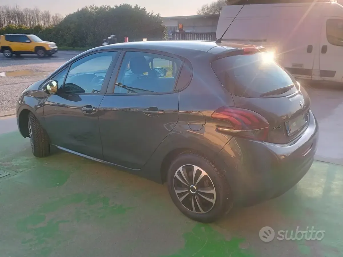 Begagnad Peugeot 208 82 HK (60 kW) 2016 Svart Halvkombi