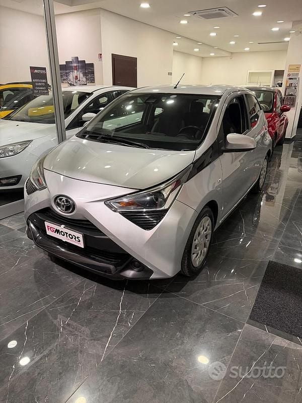 Usata Toyota Aygo Cool 72 CV (52 kW) 2018 Grigio Utilitaria