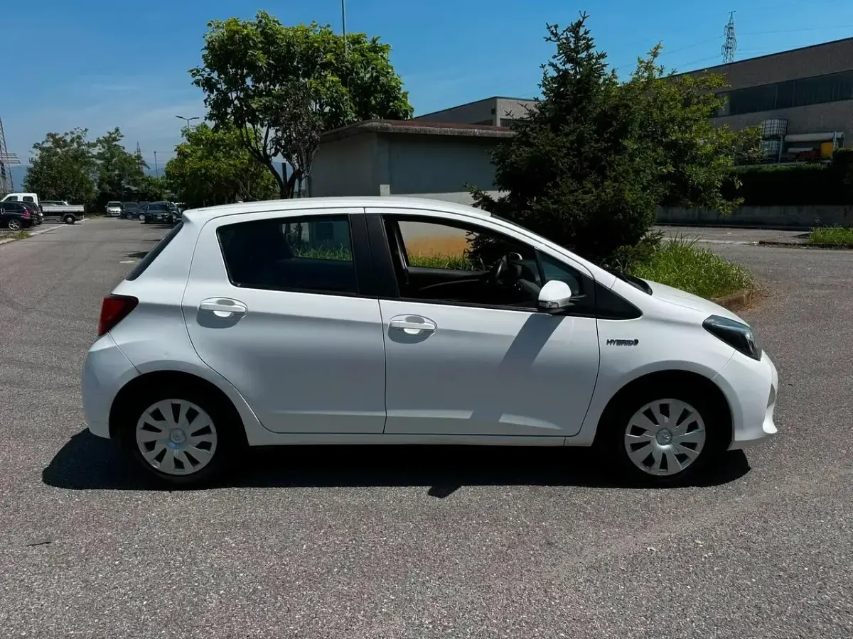 Usata Toyota Yaris Active 74 CV (54 kW) 2015 Bianco Utilitaria