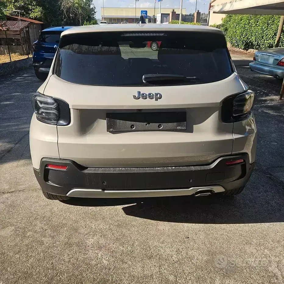 Usata Jeep Avenger Summit 101 CV (74 kW) 2025 Beige SUV