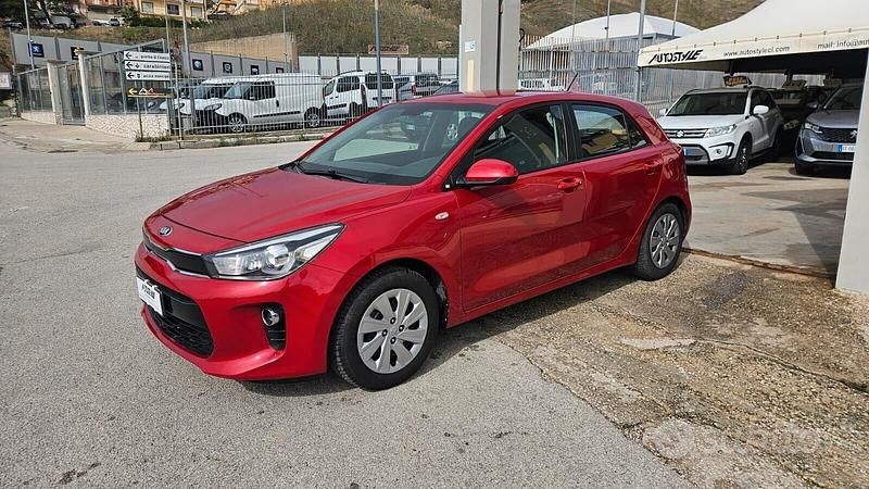 Usata Kia Rio 101 CV (74 kW) 2017 Rosso Berlina