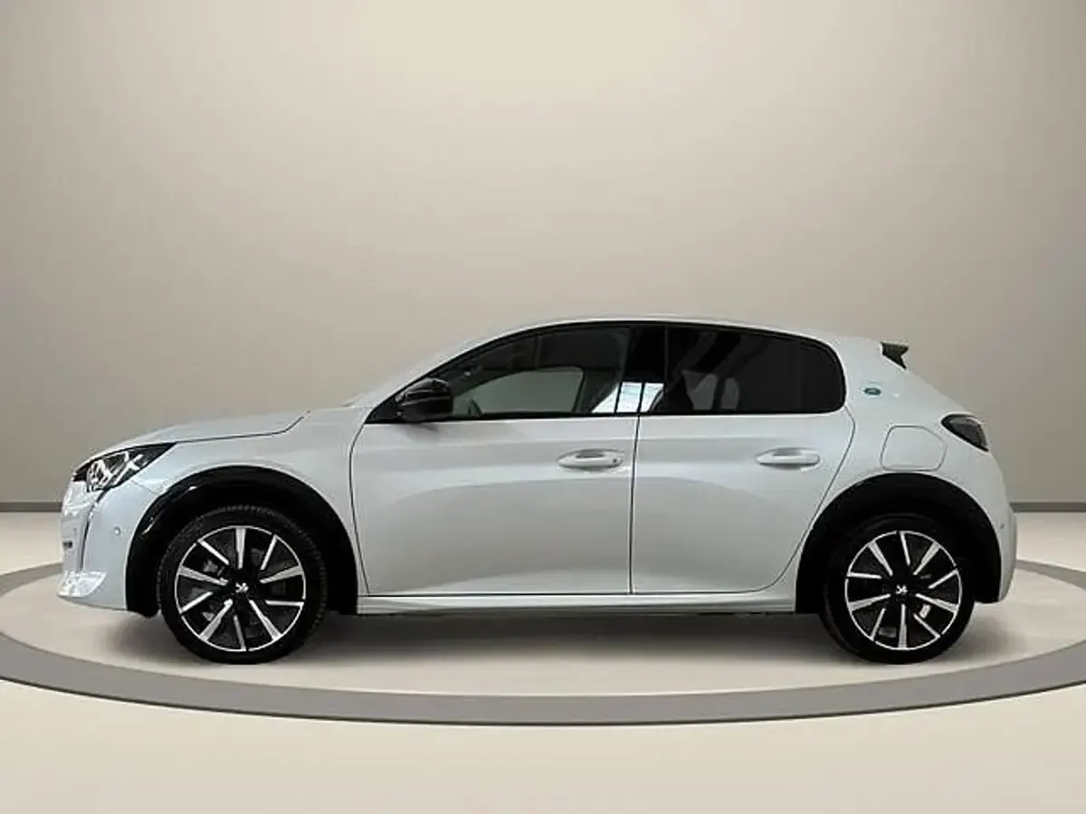 Usata Peugeot e-208 GT 100 kW (136 CV) 2022 Bianco / perlato Utilitaria
