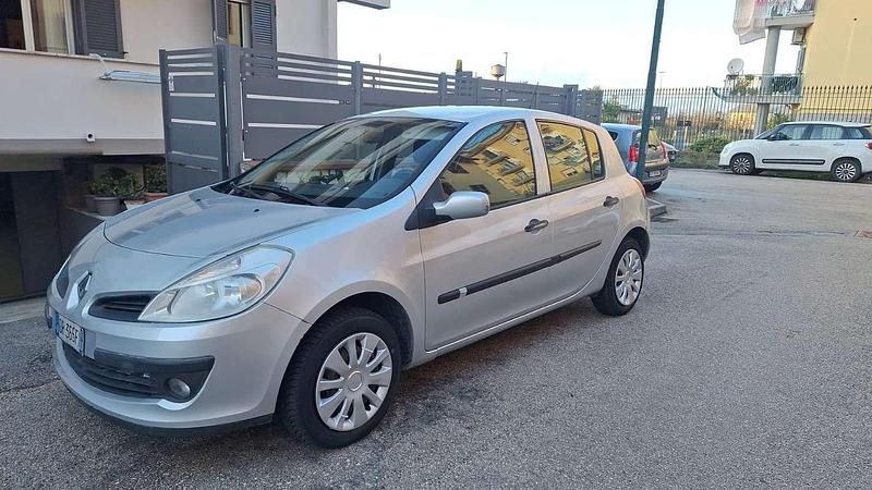 Usata Renault Clio III Dynamique 75 CV (55 kW) 2008 Argento Berlina