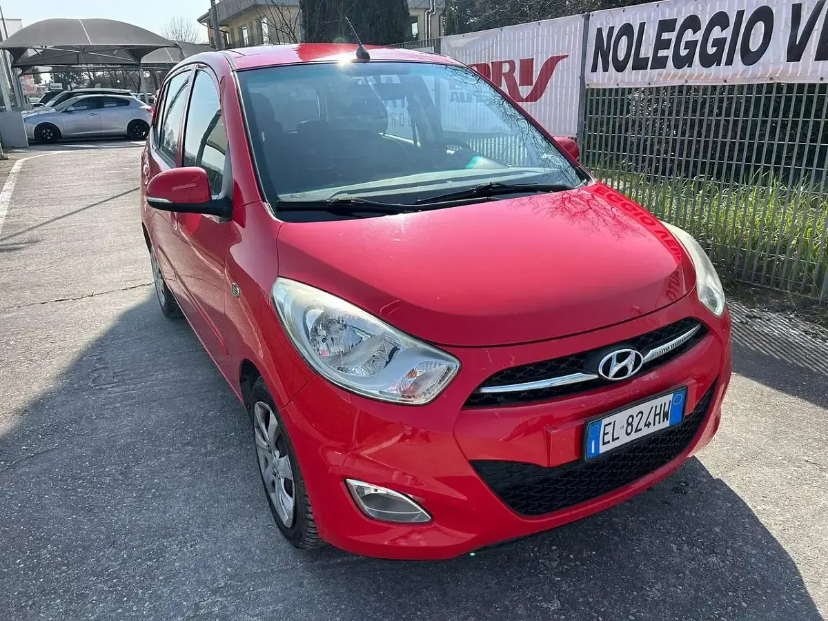 Używany Hyundai i10 69 KM (50 kW) 2012 Czerwony Hatchback