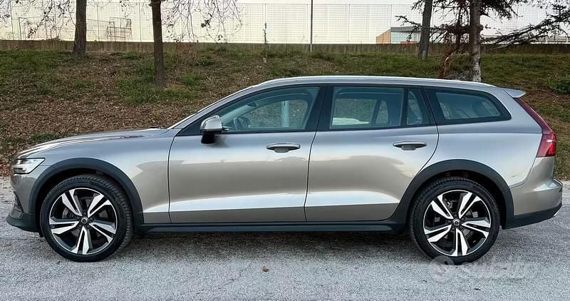 Usata Volvo V60 CC Business Edition 190 CV (139 kW) 2019 Grigio Station wagon