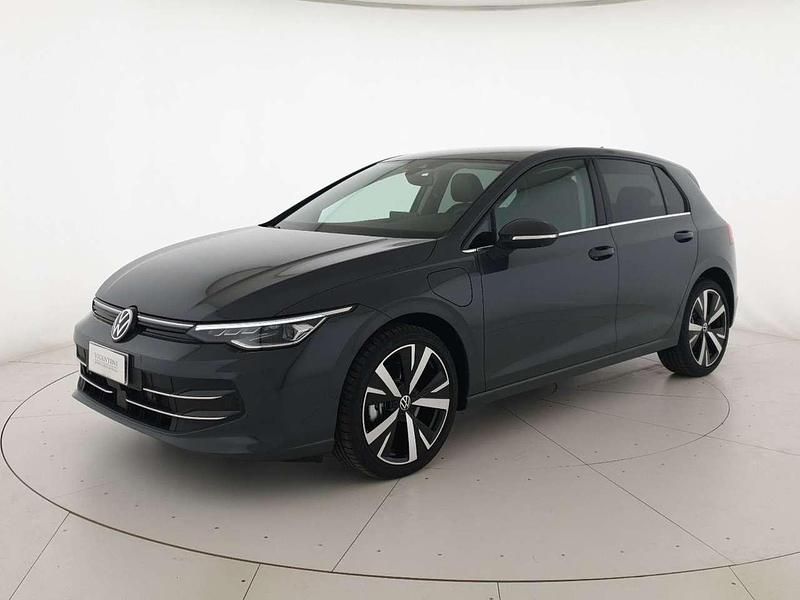 Grigio Nuova 2025 VW Golf VIII Style Tre volumi | 36.400 € (Buon prezzo) - Immagine 1/4