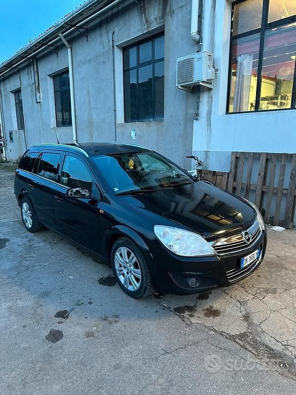 Usata Opel Astra 110 CV (80 kW) 2008 Nero Station wagon