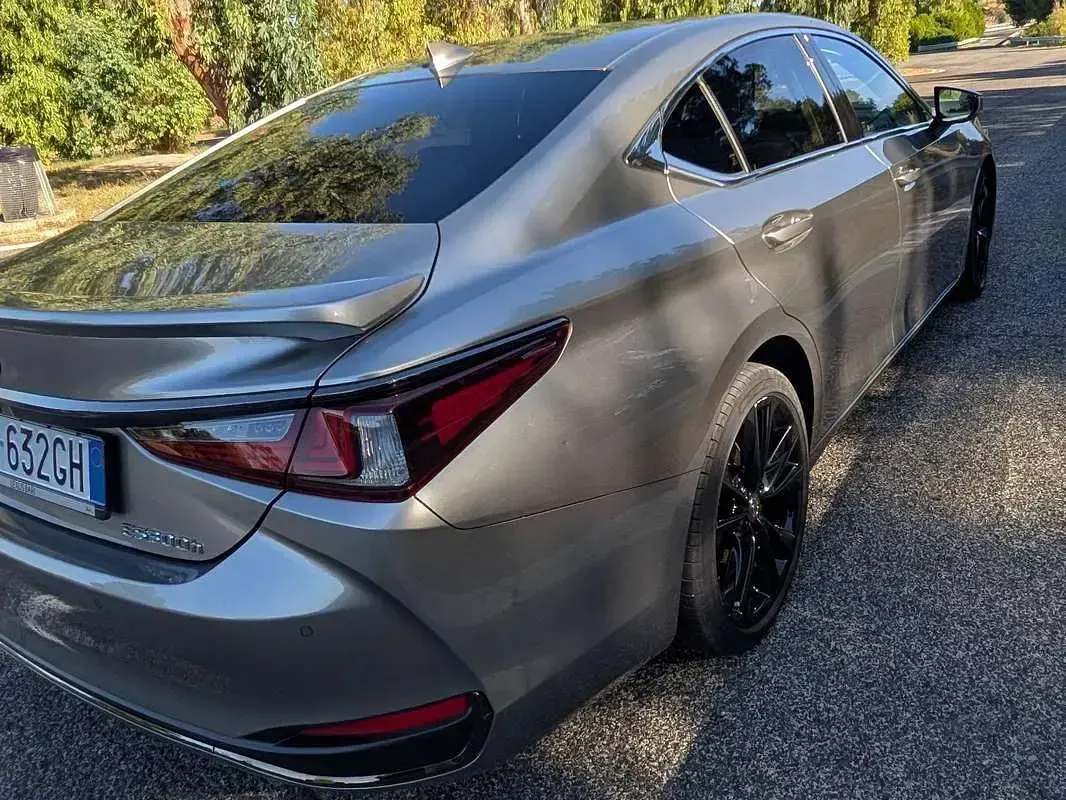 Usata Lexus ES300 Executive Line 178 CV (130 kW) 2024 Argento Berlina