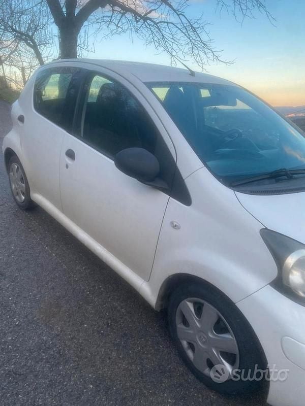 Usata Toyota Aygo Connect Style 68 CV (50 kW) 2010 Bianco Utilitaria