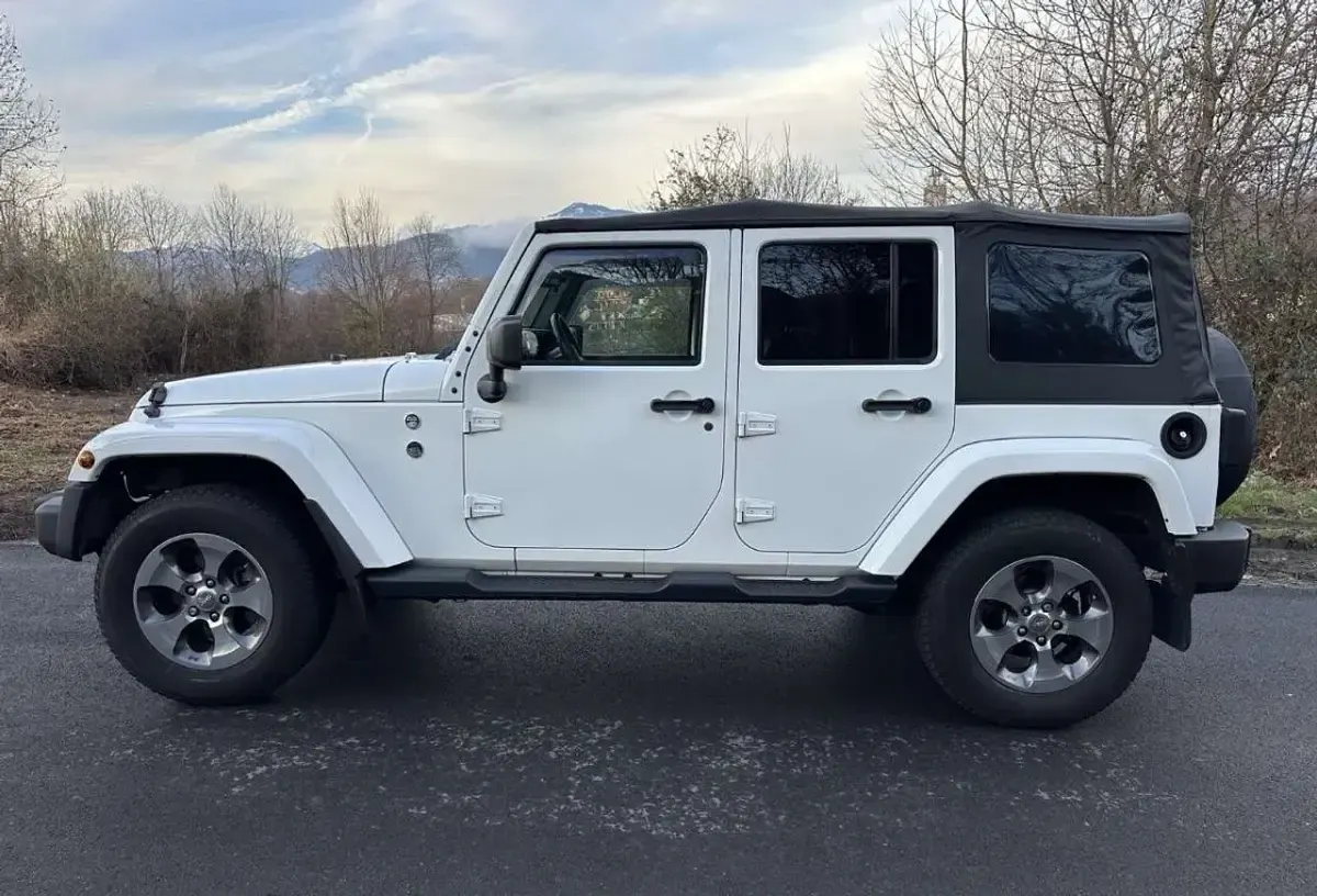 Usata Jeep Wrangler Unlimited Sahara 200 CV (147 kW) 2016 Bianco SUV