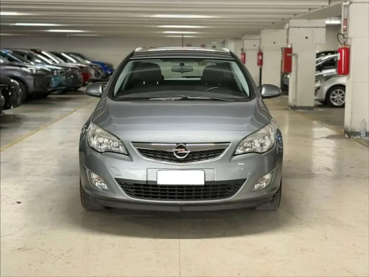 Usata Opel Astra Cosmo 140 CV (102 kW) 2012 Azzurro Station wagon
