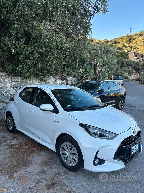 Usata Toyota Yaris Hybrid Active 116 CV (85 kW) 2021 Bianco Utilitaria