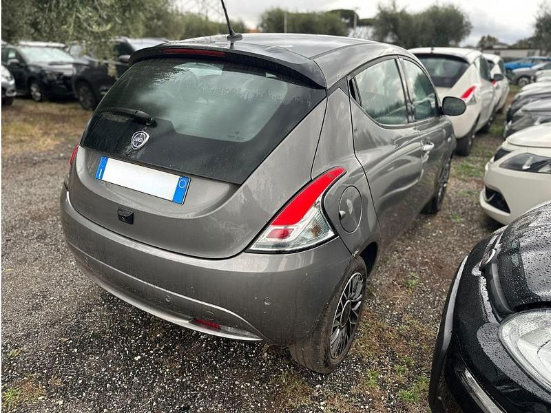Usata Lancia Ypsilon S 70 CV (51 kW) 2024 Grigio Utilitaria