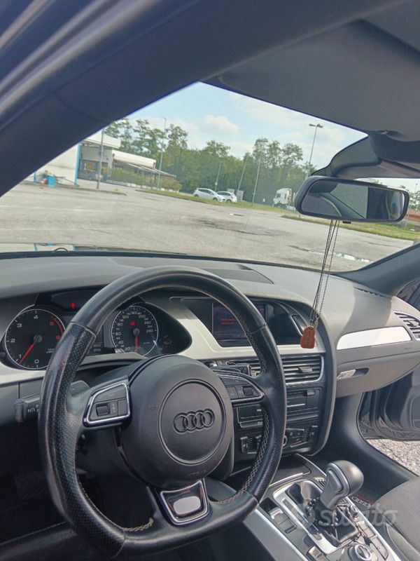 Blu Usata 2011 Audi A4 S-Line Tre volumi | 8500 € (Buon prezzo) - Immagine 1/4