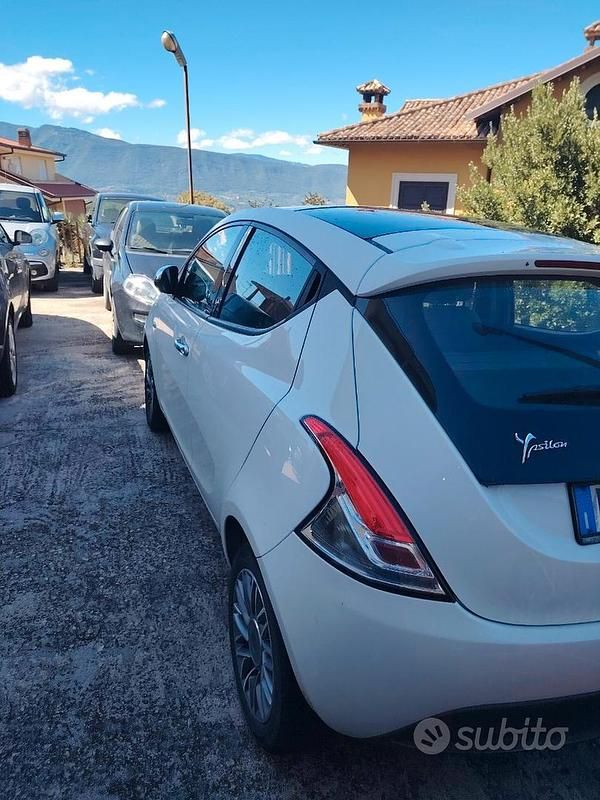 Usata Lancia Ypsilon 95 CV (69 kW) 2014 Bianco Utilitaria