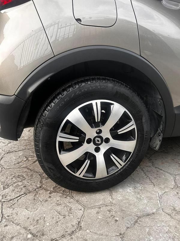 Usado Renault Captur 90 CV (66 kW) 2016 Gris SUV