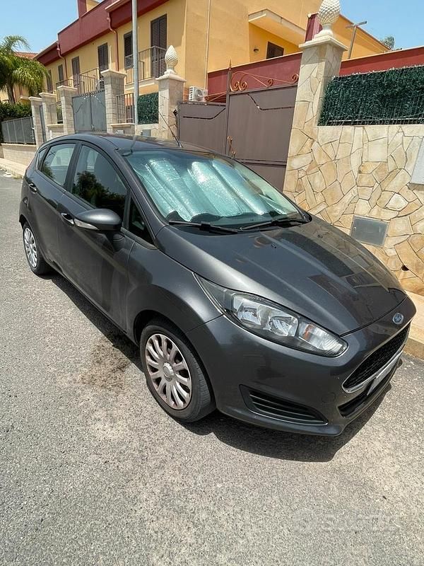 Usata Ford Fiesta 75 CV (55 kW) 2017 Grigio Berlina