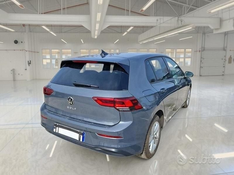Usata VW Golf VIII Life 150 CV (110 kW) 2023 Grigio Berlina
