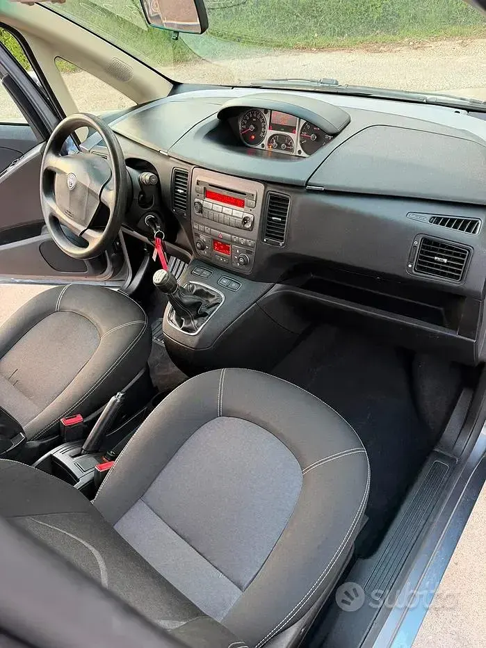 Usata Lancia Musa 95 CV (69 kW) 2012 Grigio Monovolume
