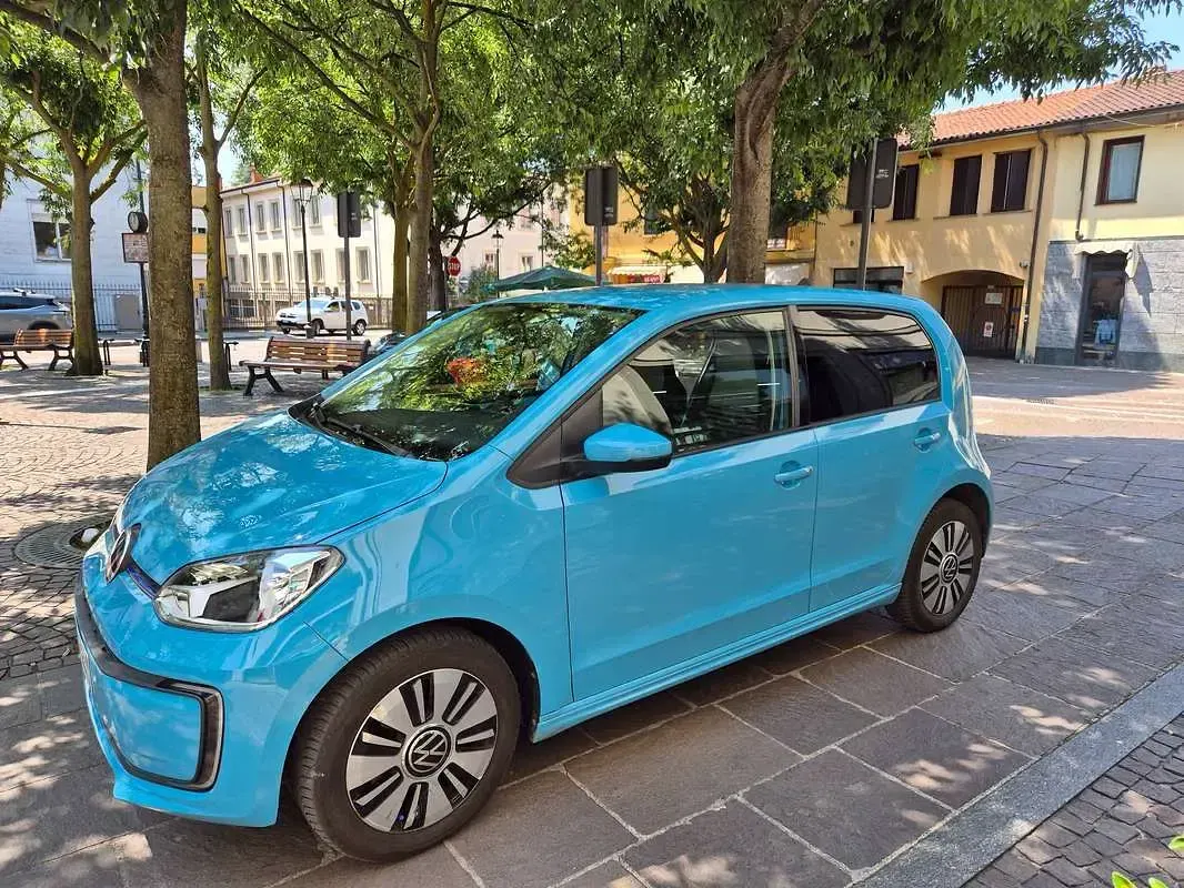 Usata VW e-up! 61 kW (83 CV) 2022 Blu/azzurro Utilitaria