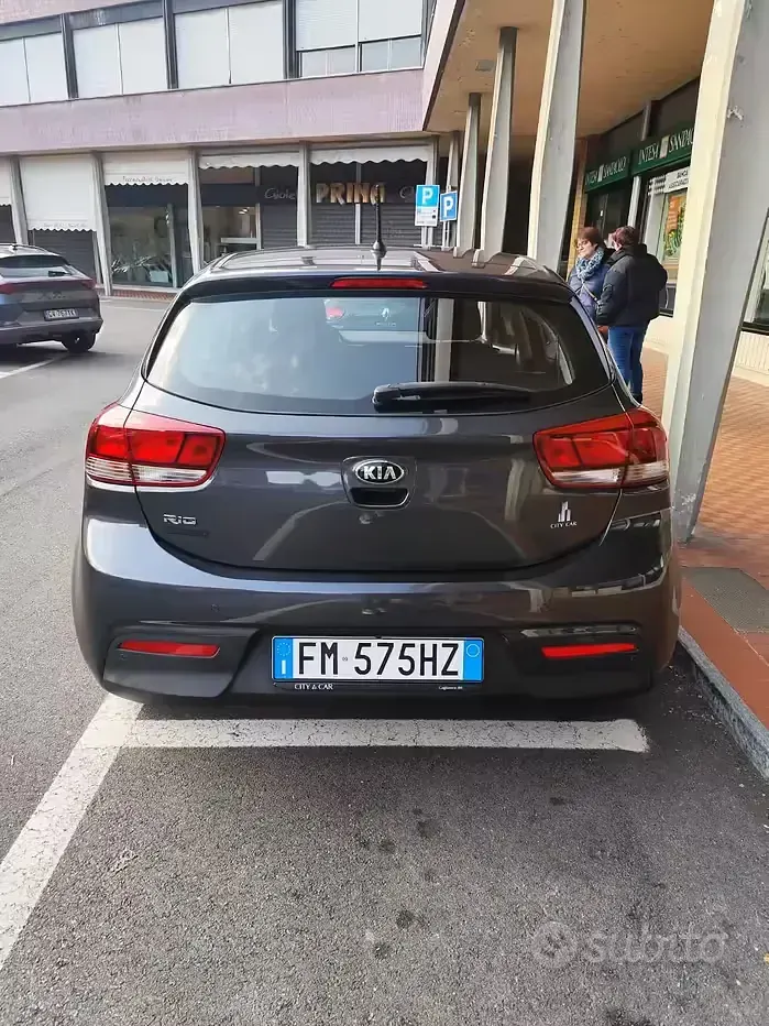 Usata Kia Rio 84 CV (61 kW) 2017 Grigio Berlina