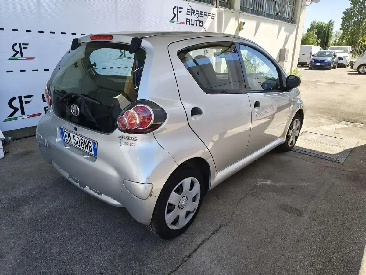 Usata Toyota Aygo Connect Style 68 CV (50 kW) 2012 Argento Utilitaria