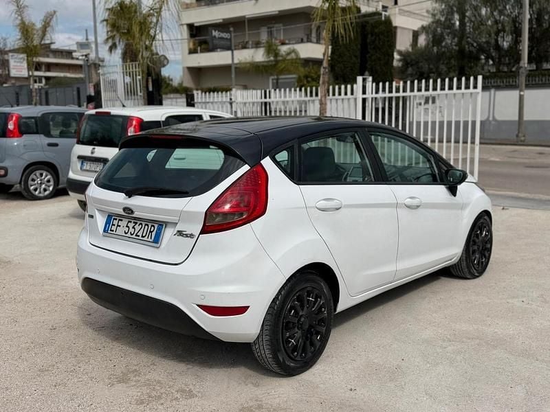 Usata Ford Fiesta 71 CV (52 kW) 2011 Bianco Utilitaria