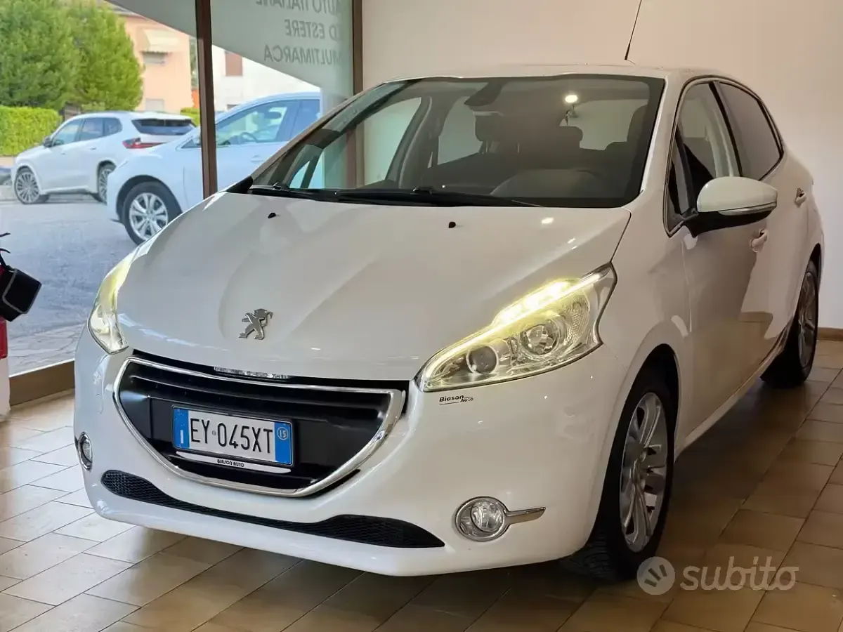Usata Peugeot 208 Allure 82 CV (60 kW) 2015 Bianco Utilitaria