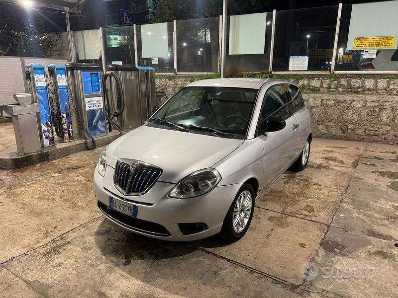 Usata Lancia Ypsilon 69 CV (50 kW) 2012 Grigio Utilitaria