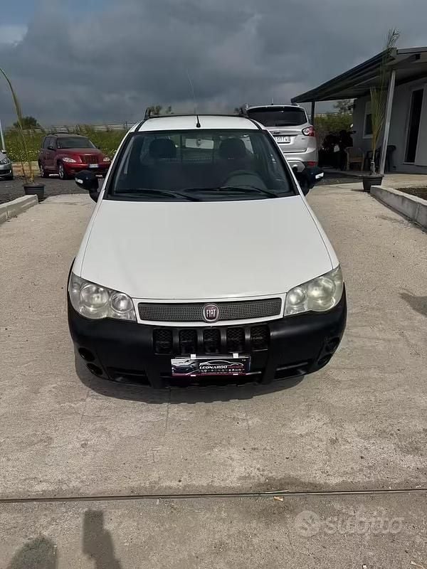 Usata Fiat Strada 84 CV (61 kW) 2010 Bianco Pick-up