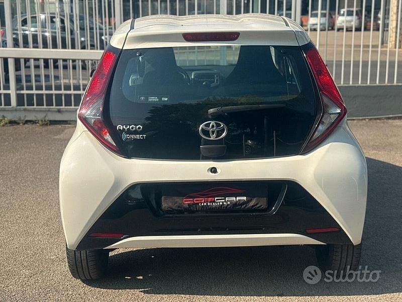 Usata Toyota Aygo Connect Style 72 CV (52 kW) 2021 Bianco Utilitaria