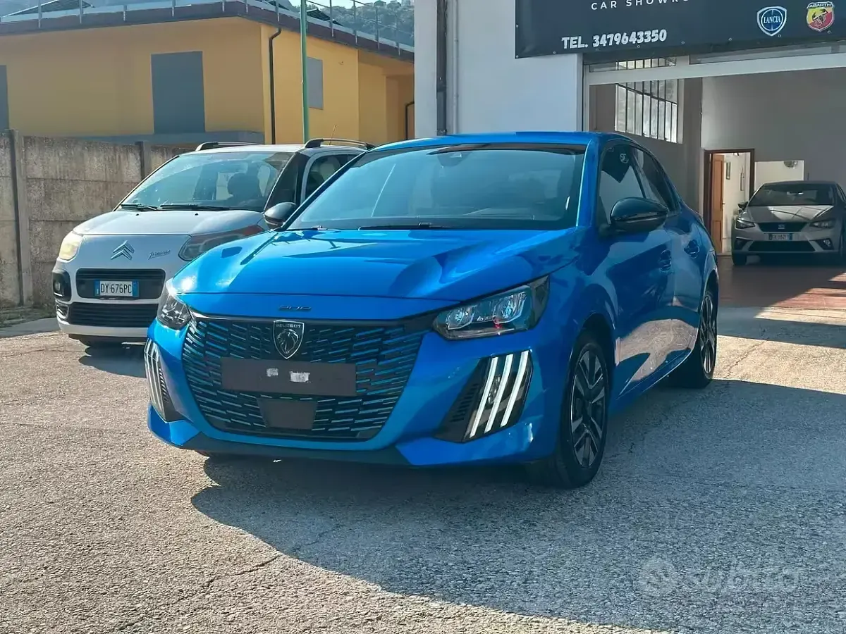 Usata Peugeot 208 Allure 101 CV (74 kW) 2024 Blu vertigo metallizzato Utilitaria
