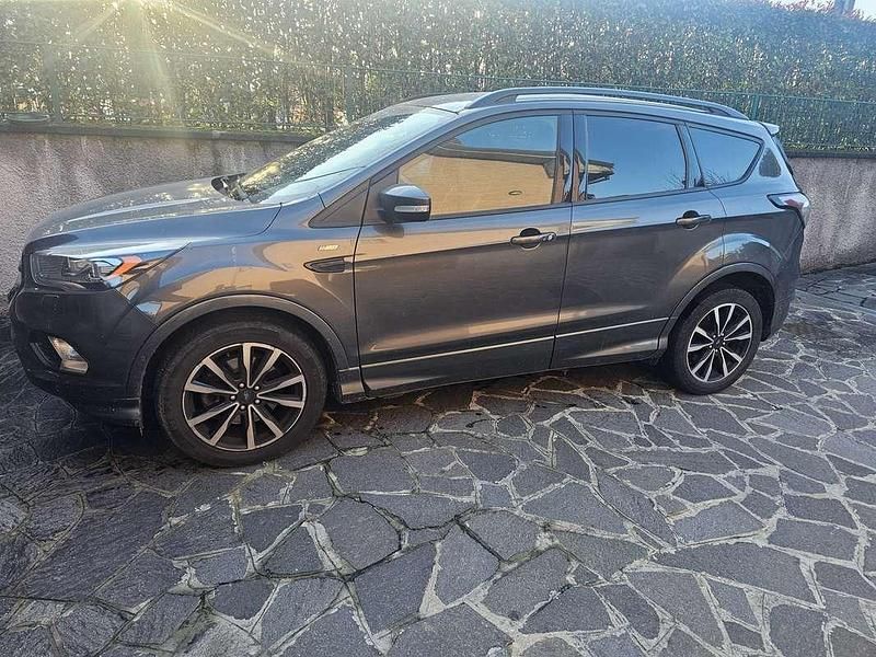 Usata Ford Kuga ST-Line 120 CV (88 kW) 2017 Grigio SUV