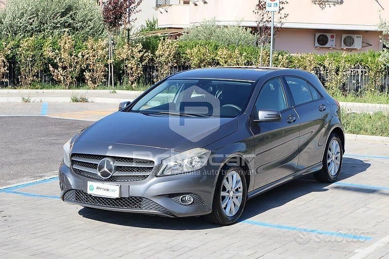 Grigio Usata 2013 Mercedes A180 Executive Due volumi | 9600 € (Buon prezzo) - Immagine 1/4