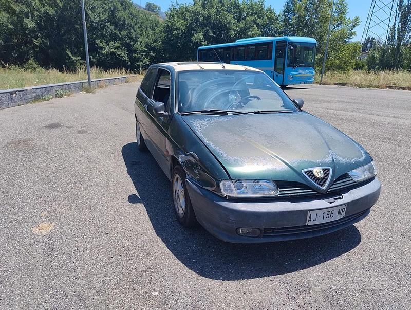 Usata Alfa Romeo 145 90 CV (66 kW) 1996 Utilitaria