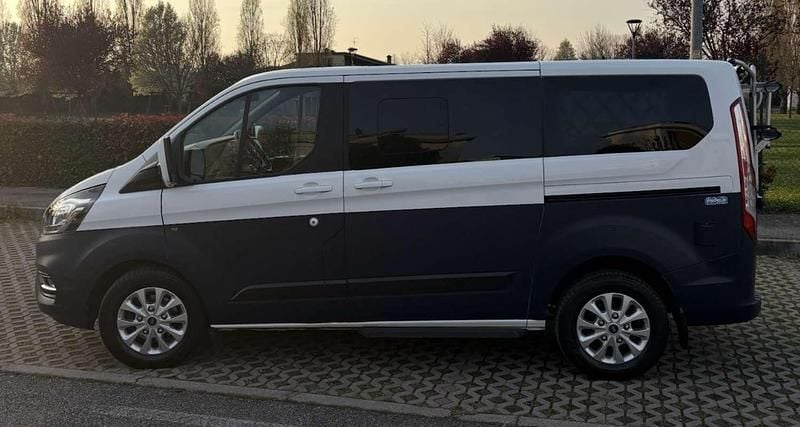 Usata Ford Tourneo Custom 131 CV (96 kW) 2020 Blu/azzurro Furgone