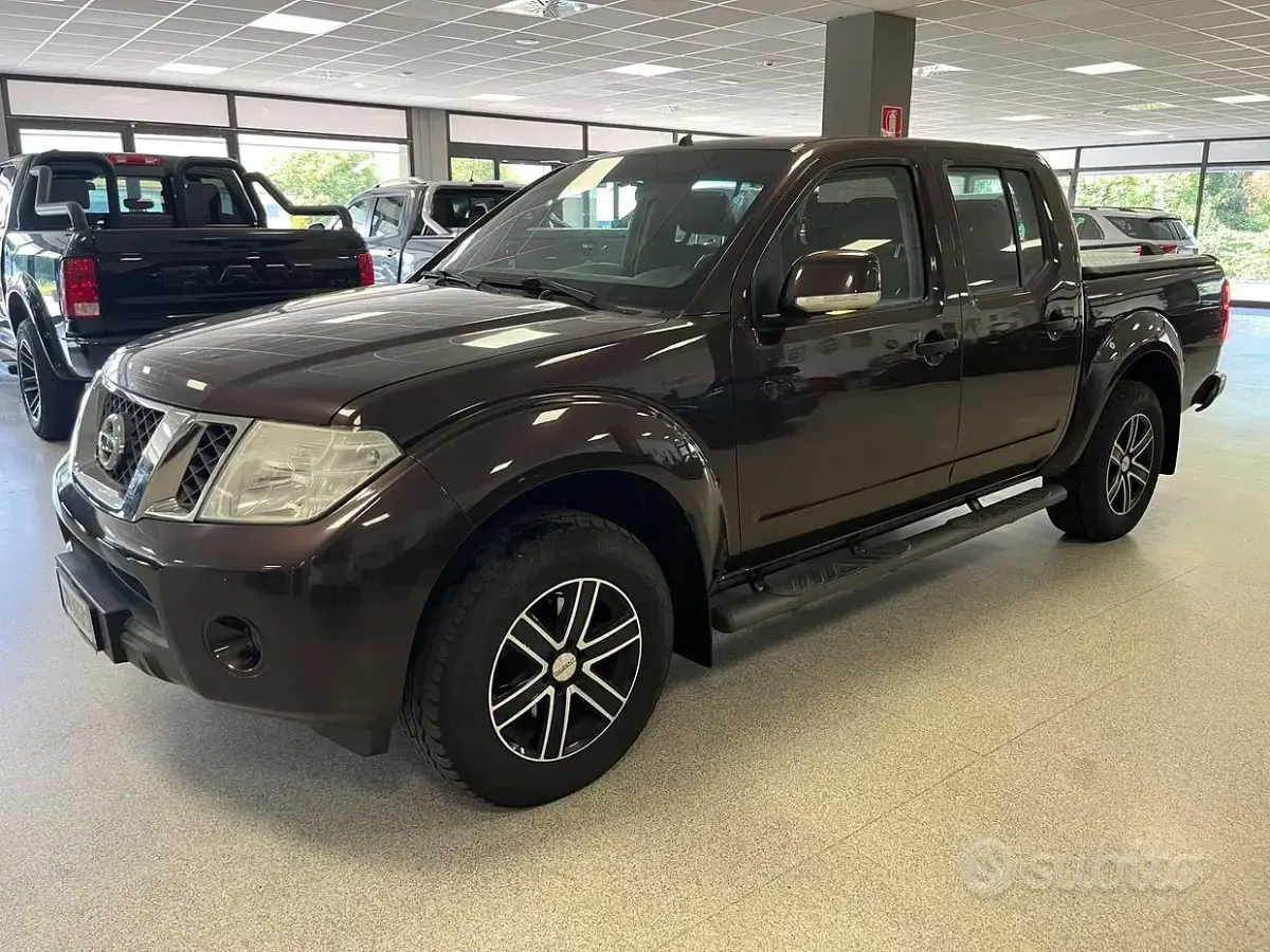 Usata Nissan Navara 190 CV (139 kW) 2014 Marrone Pick-up