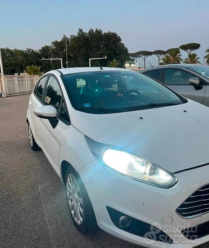 Usata Ford Fiesta 75 CV (55 kW) 2015 Bianco Berlina