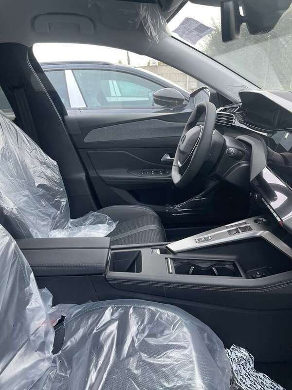 Usata Peugeot e-308 Allure 114 kW (156 CV) 2024 Nero perla Utilitaria