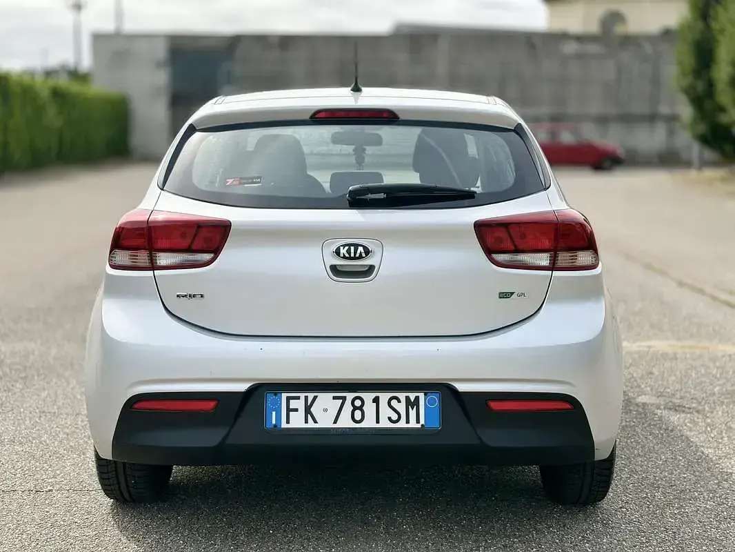 Gebraucht Kia Rio 84 PS (61 kW) 2017 Grau Limousine