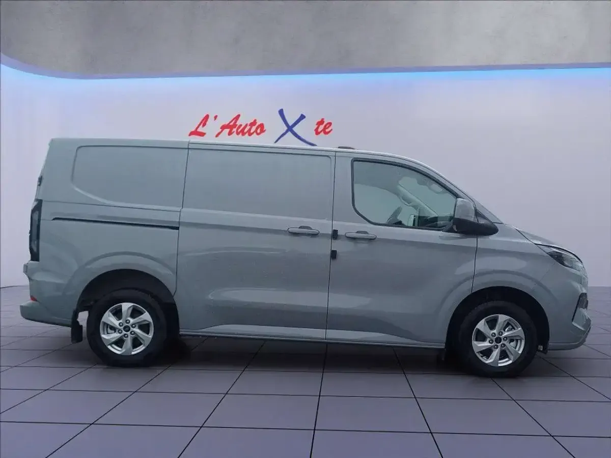 Nuova Ford Transit Custom Titanium 136 CV (100 kW) 2026 Grigio pastello Furgone