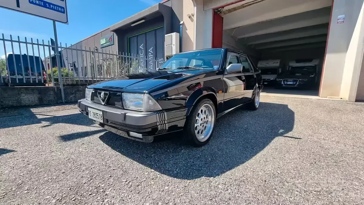 Usata Alfa Romeo 75 155 CV (114 kW) 1990 Nero Berlina