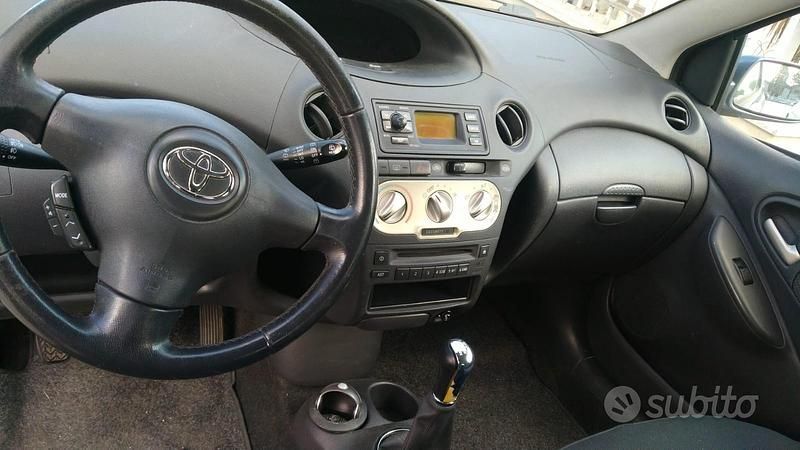 Usata Toyota Yaris 65 CV (47 kW) 2005 Grigio Berlina