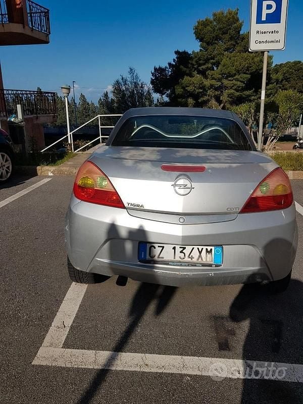 Usata Opel Tigra 69 CV (50 kW) 2006 Grigio Cabrio