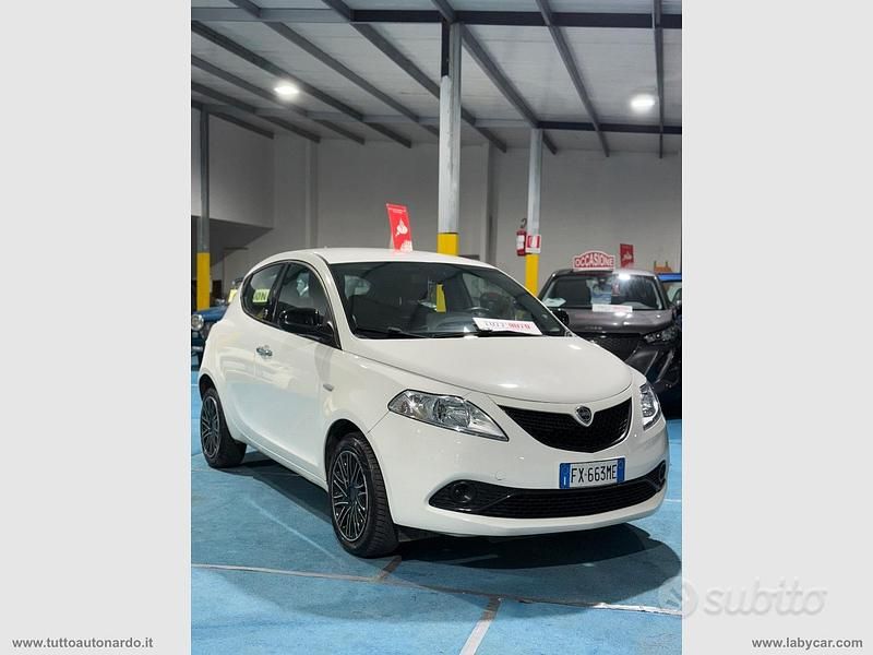 Usata Lancia Ypsilon Gold 69 CV (50 kW) 2019 Bianco Utilitaria