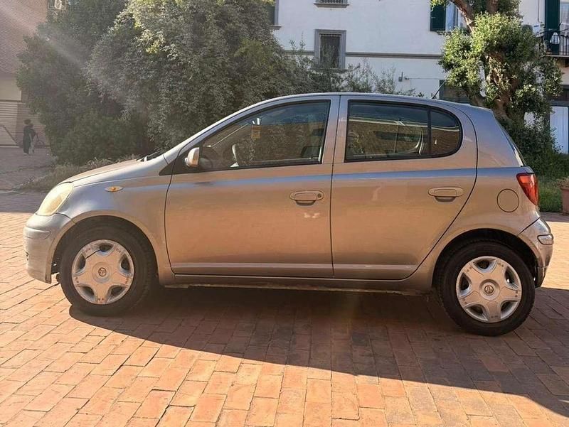 Begagnad Toyota Yaris 65 HK (47 kW) 2005 Grå Halvkombi