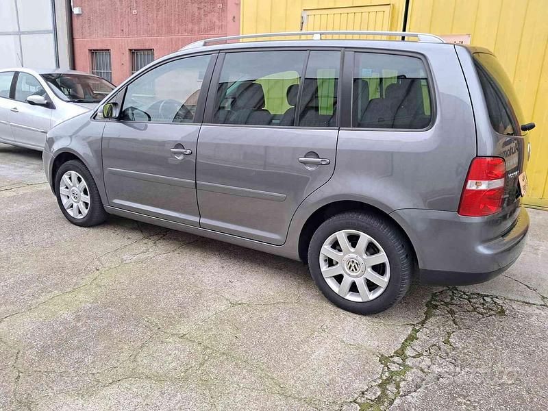 Usata VW Touran Highline 105 CV (77 kW) 2005 Grigio scuro Monovolume